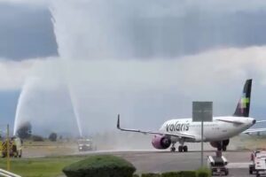 Video: “Bautizan” el primer vuelo Puebla-Los Ángeles