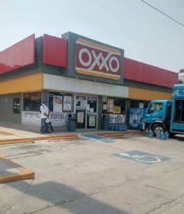 A plena luz y pese a agentes viales, rateros atacan Oxxo en Huauchinango