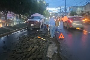 Lluvias colapsan drenaje en avenida José María Lafragua entre Bulevar Capitán Carlos Camacho Espíritu y Calle Benito Juárez.