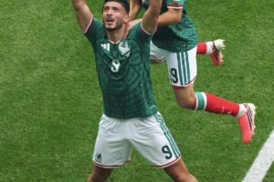 Raúl Jiménez rompió su sequía y se estrenó como goleador en una copa del mundo