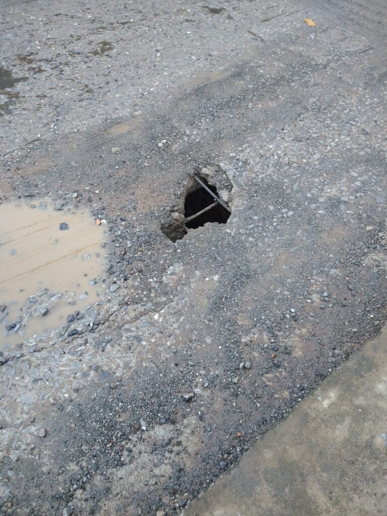 En Huauchinango, el puente de acceso a “La Mesita” se fractura por lluvias y vehículos pesados