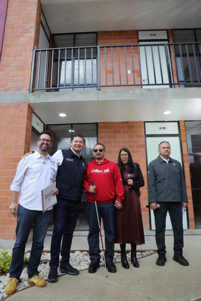 Familias poblanas reciben viviendas