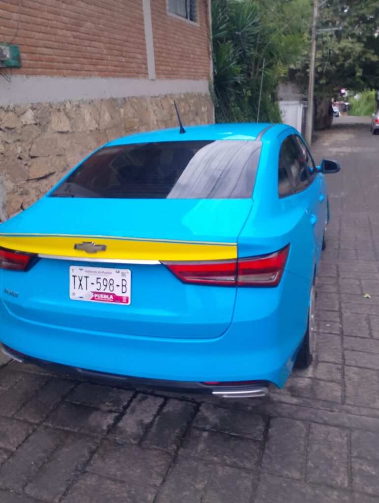 Con violencia, roban taxi en Huauchinango