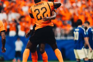 Holanda aplastó a Suecia y acaricia los dieciseisavos de final