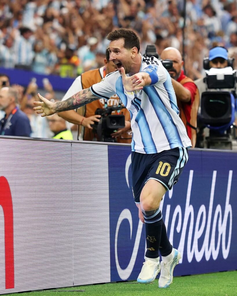 Messi hace historia y Argentina avanza a dieciseisavos de final