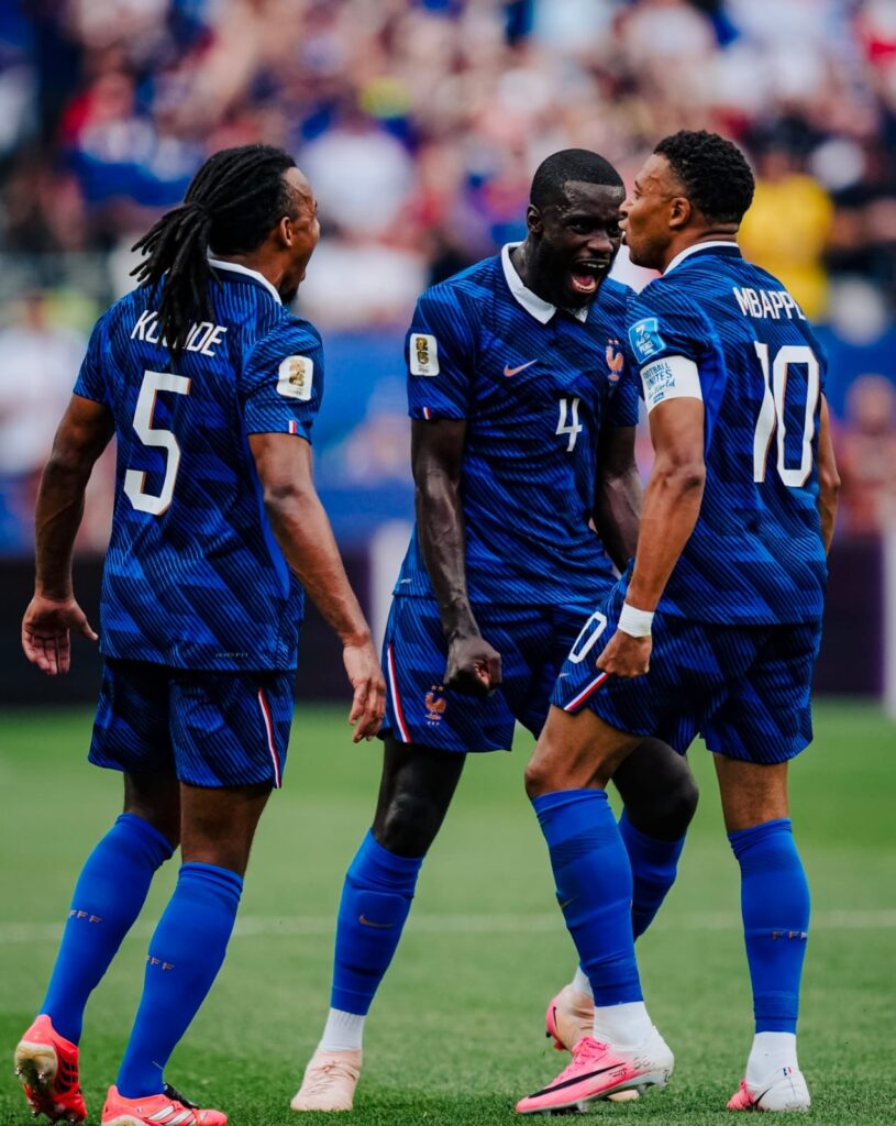 Francia goleó a Irak y Mbappé acecha la historia