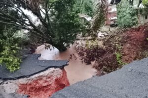 Lluvias provocan deslaves en la Sierra Negra, entre Eloxochitlán y Tlacotepec de Díaz