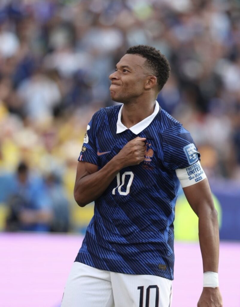 Mbappé guía a Francia y ya espera a Paraguay en octavos