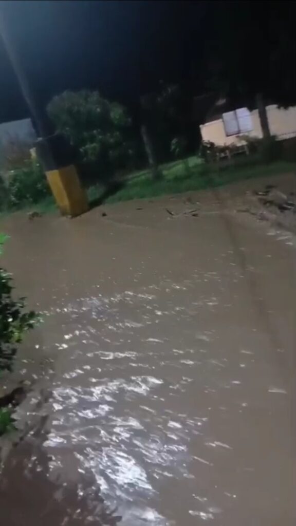 Se desborda río El Sifón en Huauchinango