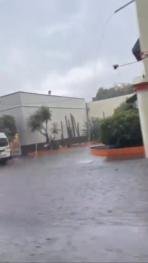 Imparable lluvia provoca inundaciones y colapsa Puebla capital