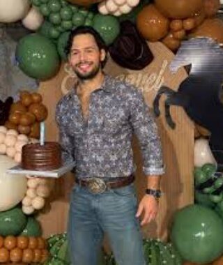 Elenco y equipo de producción de “Tierra de amor y coraje” le celebraron su cumpleaños a Emmanuel Palomares