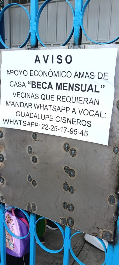 Alertan por presunto fraude con falsas becas, despensas y apoyos sociales afuera de escuelas en Puebla