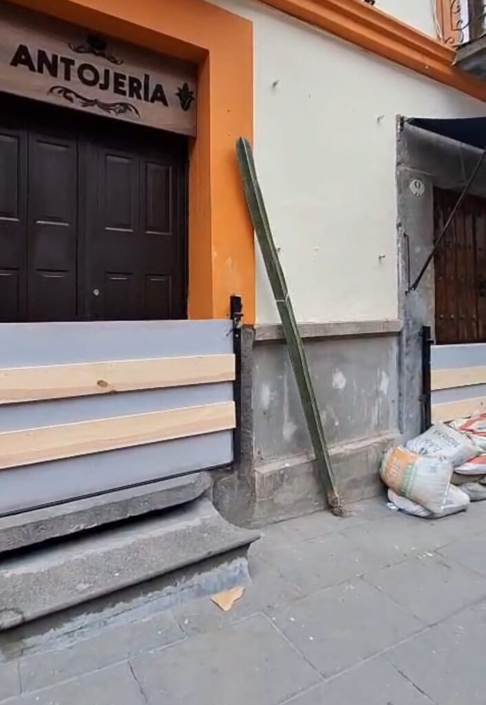 Comerciantes que se inundaron en la 2 Oriente se protegen ante próximas lluvias