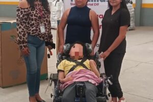 Sistema estatal DIF entrega sillas de ruedas y paquetes de alimentos en Ajalpan, Coyomeapan y Zinacatepec
