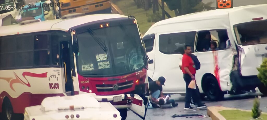 Carambola entre unidades de transporte público deja heridos en Amozoc 