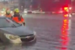 Lluvia provocó que nivel del río Atoyac llegara al 95% y dejó autos varados