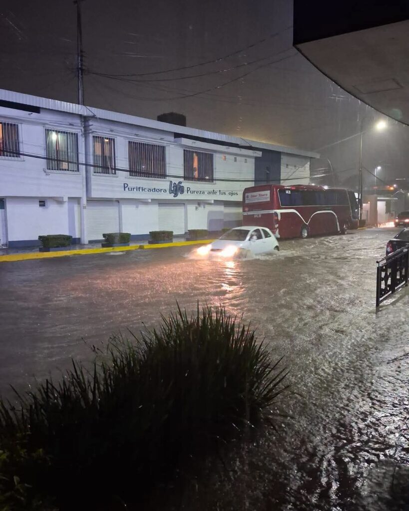 Fuerte lluvia deja atrapados vehículos en Huauchinango