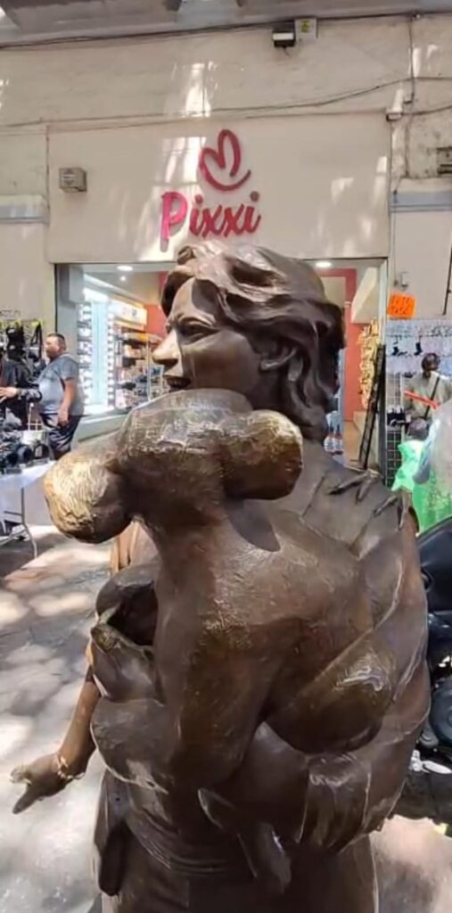Sufre otro robo la escultura de Amy Camacho en pleno Centro Histórico de Puebla capital