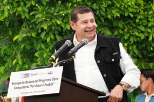 Alejandro Armenta entregó apoyo del programa Obra Comunitaria en Tecamachalco