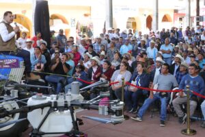 Armenta entregó maquinaria agrícola, fertilizantes y apoyos en Ixtacamaxtitlán dentro del programa Obra Comunitaria