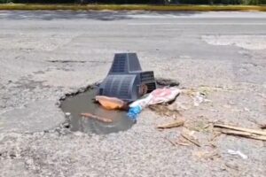 Hasta el televisor usaron vecinos de La Paz para señalar un bache