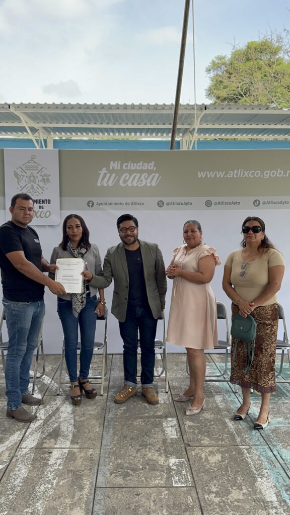 En Atlixco, Paco García inició construcción de techado en la primaria Vicente Guerrero