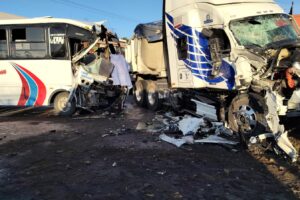 Choque entre tráiler y camión de transporte público deja un muerto y dos heridos en Amozoc