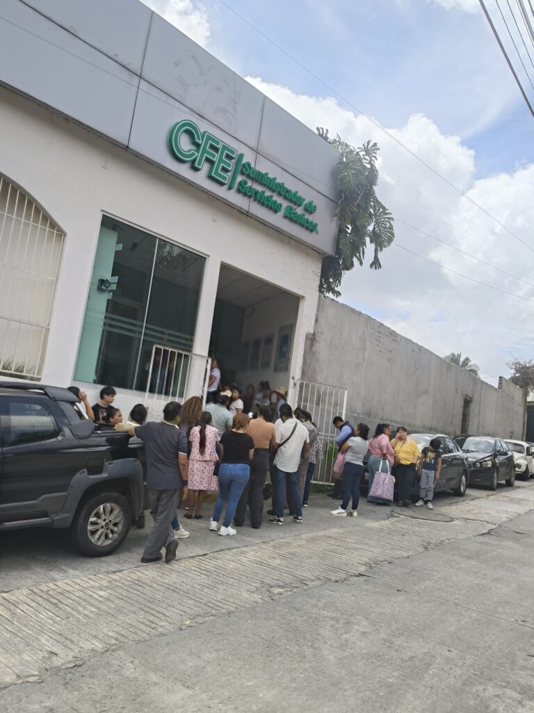 Usuarios denuncian cobros exorbitantes y mal servicio en oficinas de CFE en Xicotepec de Juárez