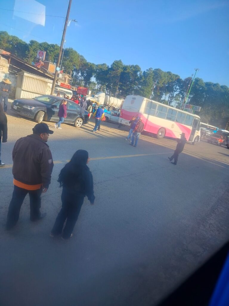 Bloquean carretera federal y autopista México Tuxpan para protestar contra robos e inseguridad