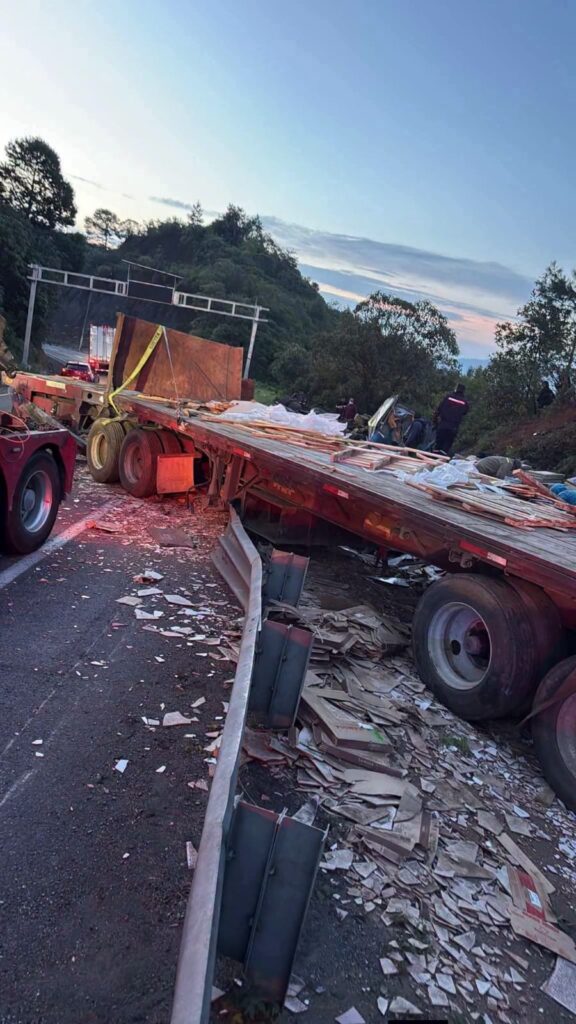 Volcadura en autopista Puebla- Orizaba deja un fallecido