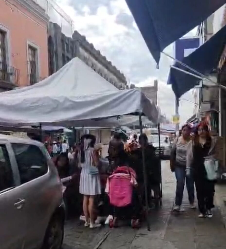 Ambulantes se apoderan de la zona de papelerías en el Centro Histórico de Puebla capital
