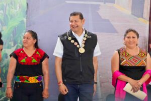 Armenta entregó apoyo a productores mixtecos