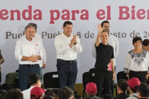 Alejandro Armenta y Claudia Sheinbaum finiquitan adeudos hipotecarios y entregan viviendas y escrituras