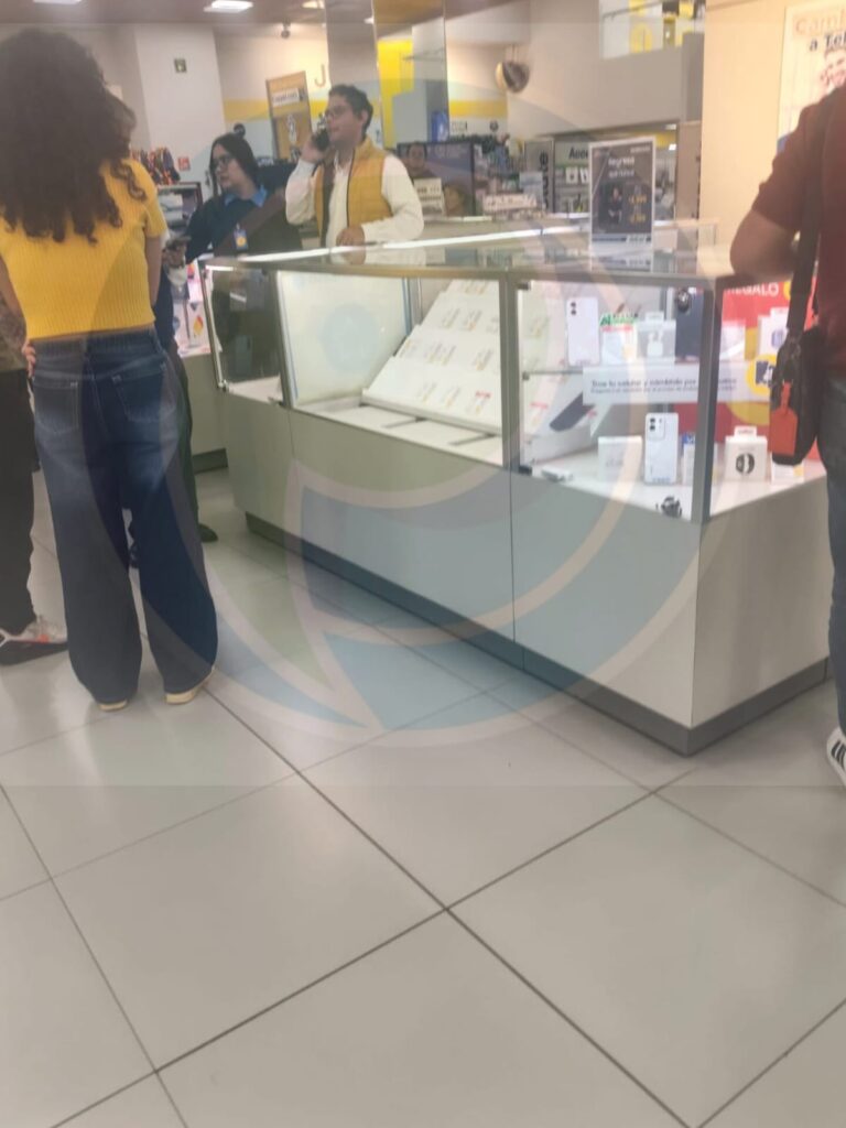 Atracan Coppel de la plaza comercial Vía Amalucan, en Puebla capital 