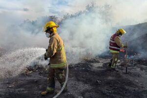 Atienden incendio en basurero clandestino de Zinacatepec