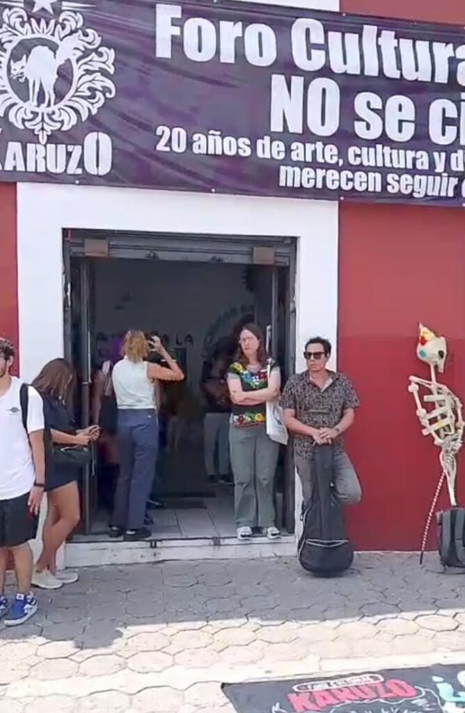 Artistas y activistas se manifiestan para exigir la reapertura del Foro Cultural Karuzo