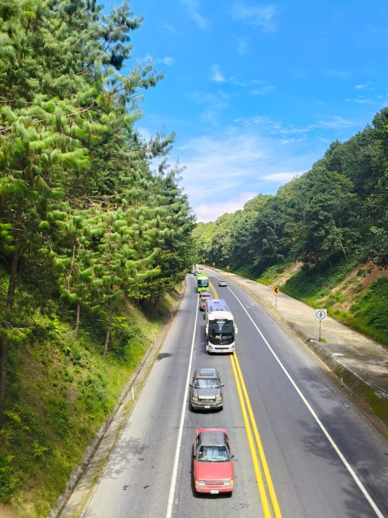 Robaron con violencia dos camionetas en la autopista México Tuxpan
