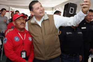 Armenta entrega equipo y casas a bomberos
