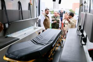 Armenta entregó ambulancias al IMSS