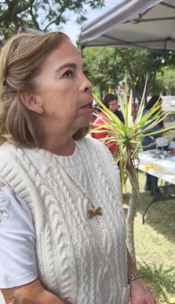 Tras 11 años de la desaparición de Paulina Camargo, sus padres colocan árbol de la esperanza frente a la FGE