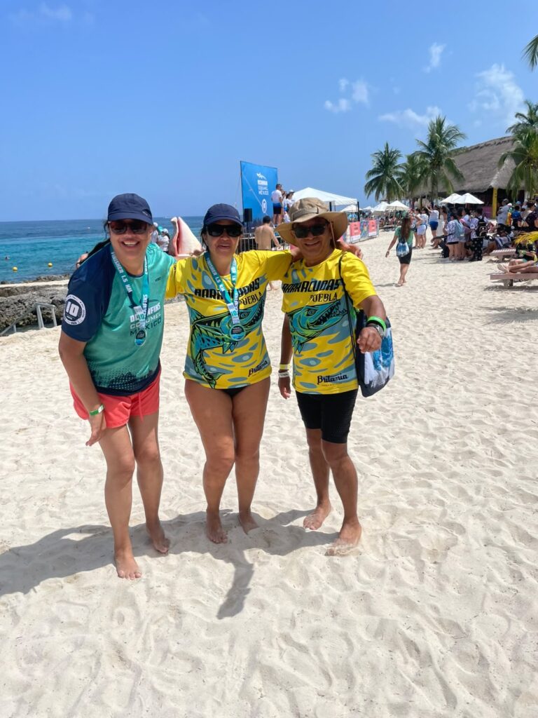 Club Britania La Calera reconoce a sus Barracudas por su participación en aguas abiertas en OCEANMAN 2026, en Cozumel