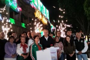 Pepe Chedraui encabeza encendido de luminaria con motivos del mes patrio