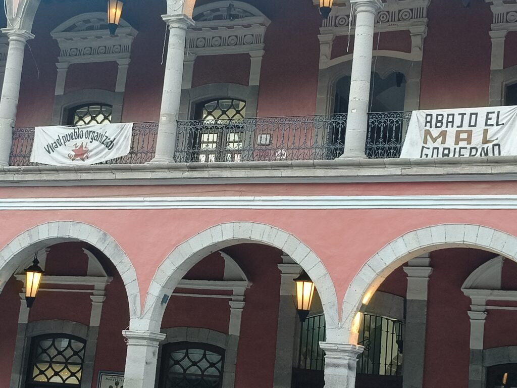 ¿Servidores públicos o extras de película? Cuestionan cierre del ayuntamiento por filmación en Huauchinango