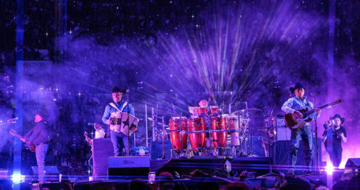 ¿Y todo para qué, todo para qué?; Sheinbaum anuncia a Intocable en el Zócalo de la CDMX