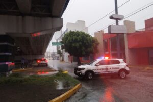 Inundaciones y caídas de árboles dejó la tromba de hoy en Puebla capital