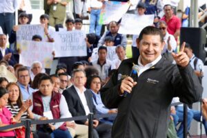 Alejandro Armenta Mier entregó 31 apoyo y obras en municipios de la Sierra Oriental