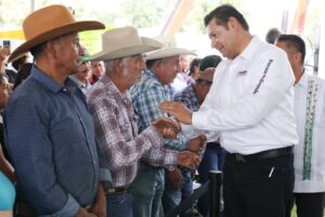 En Xiutetelco, Armenta entregó apoyo a productores y presentó proyectos de obra comunitaria