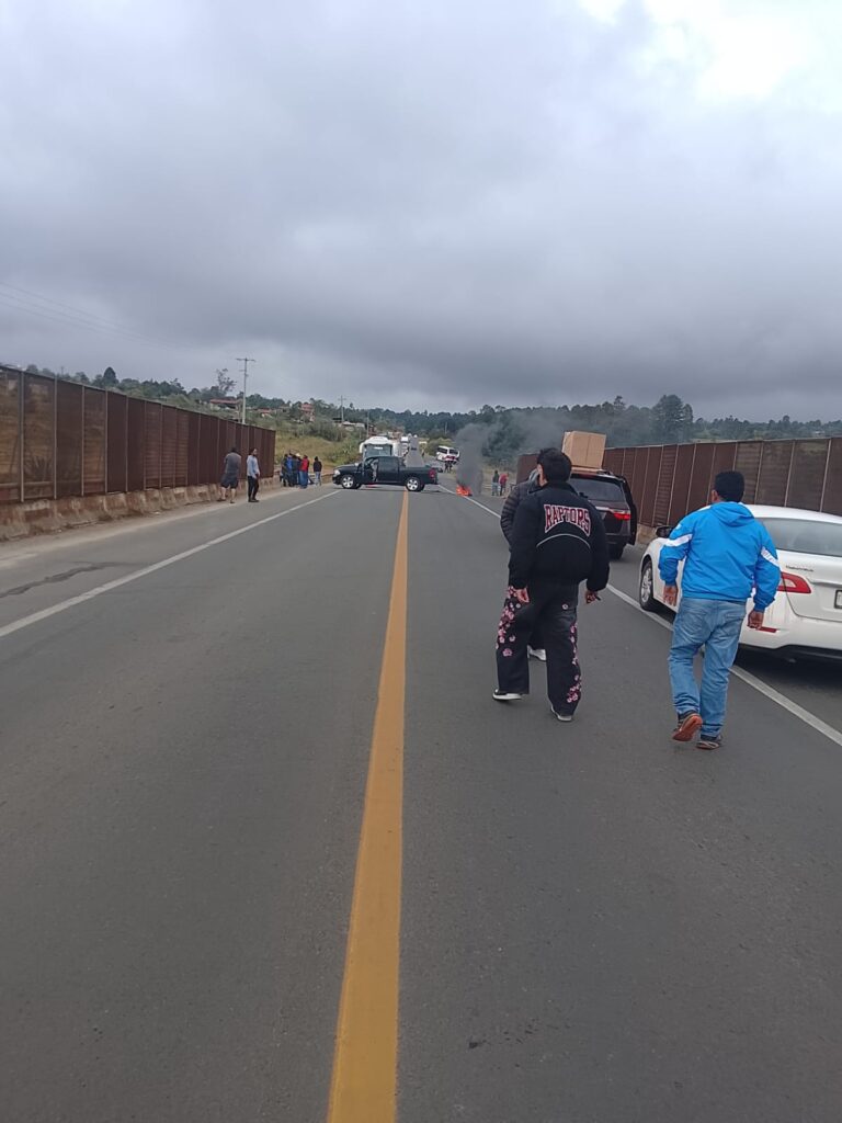 ¡Ya lo agarraron de pasatiempo!: Otra vez bloquean la autopista y carretera federal Tlaxco-Tejocotal