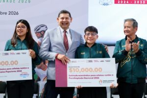 Alejandro Armenta abanderó delegaciones que participarán en Paralimpiada y Juegos Populare