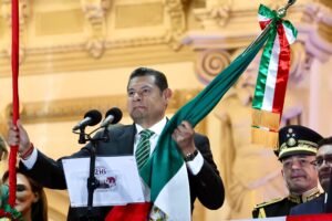 Desde Puebla, Alejandro Armenta incluyó a las madres buscadores en la arenga patriótica del 216 Grito de Independencia de México